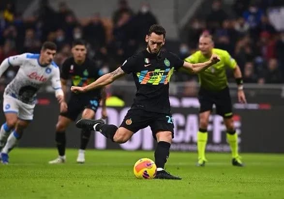 inter-pered-matchem-iz-shakhtarem-obigrav-lidera-italiyskoyi-seriyi-a