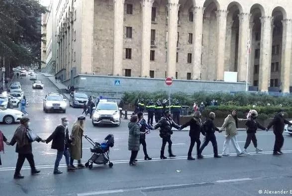 u-tbilisi-aktivisti-zhivim-lantsyugom-vidznachili-richnitsyu-revolyutsiyi-troyand