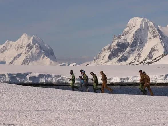 marafon-yakiy-nikhto-ne-khoche-bigti-polyarniki-doluchilisya-do-aktsiyi-schob-privernuti-uvagu-do-viyni-v-ukrayini