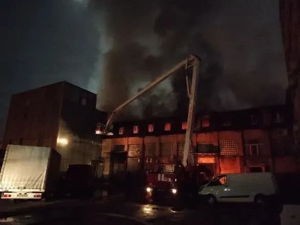 dosi-ne-zagasili-u-kiyevi-vnochi-stalas-sche-odna-pozhezha-v-adminbudivli