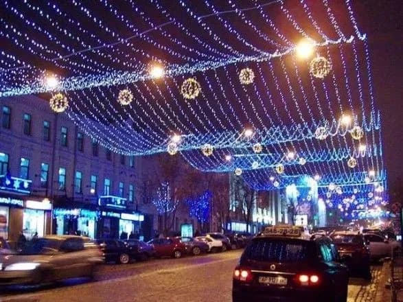 u-kiyevi-vzhe-rozpochali-montazh-svyatkovoyi-novorichnoyi-ilyuminatsiyi