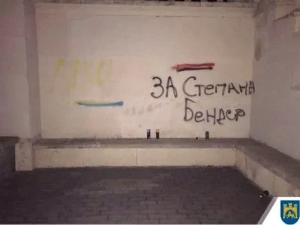 u-lvovi-zatrimali-vandaliv-z-donechchini-yaki-splyundruvali-mistse-pokhovannya-polyakiv-na-lichakivskomu-tsvintari