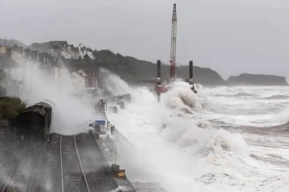 pyatu-dobu-bez-svitla-shtorm-arven-zalishiv-bez-elektriki-desyatki-tisyach-meshkantsiv-velikoyi-britaniyi