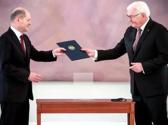 ovatsiyi-dlya-merkel-prisyaga-novogo-kantslera-sholtsa-yak-proyshov-den-istorichnogo-tranzitu-vladi-u-nimechchini