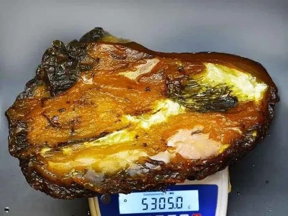 na-rivnenschini-znayshli-naybilshiy-v-ukrayini-kamin-burshtinu-yogo-vaga-5-3-kg