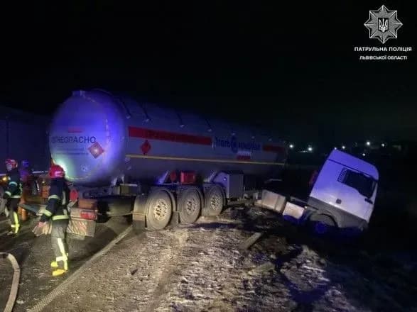 pyaniy-vodiy-vyikhav-u-vantazhivku-z-propanom-rukh-trasoyu-kiyiv-chop-uskladneno