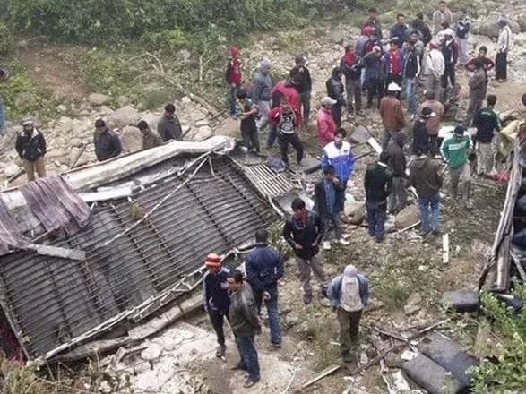 avtobus-zirvavsya-z-shose-v-nepali-zaginuli-7-lyudey