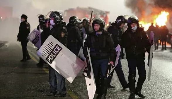 u-kazakhstani-znovu-zitknennya-protestuvalniki-uvirvalisya-do-budivli-administratsiyi-alma-ati-budivlya-gorit