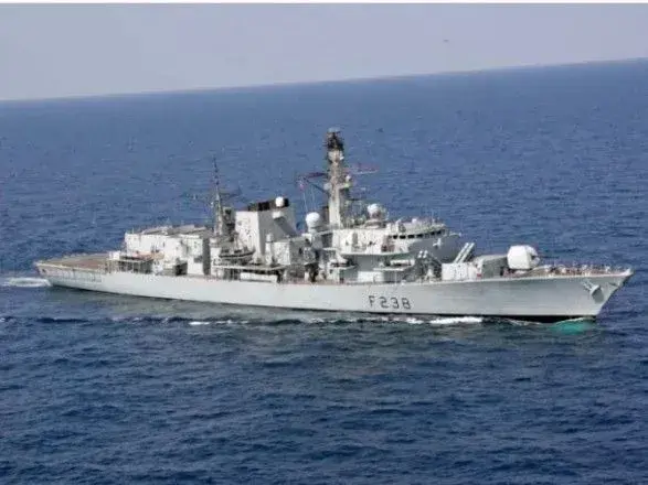 britanskiy-viyskoviy-korabel-zitknuvsya-z-rosiyskoyu-submarinoyu