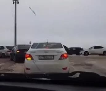 siloviki-oglyadayut-kozhne-avto-pered-vyizdom-u-nur-sultan-utvorilisya-zatori