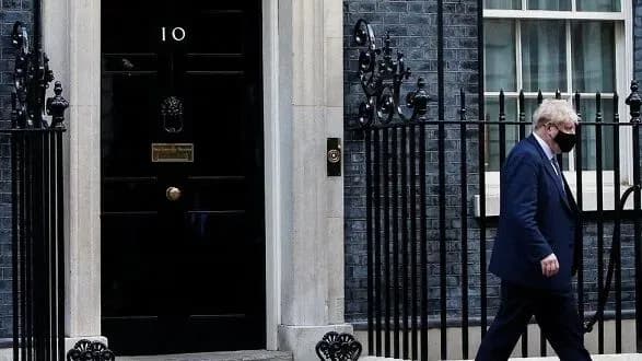 skandal-rozgorayetsya-spivrobitnikiv-borisa-dzhonsona-zvinuvatili-u-novikh-vechirkakh-na-lokdauni