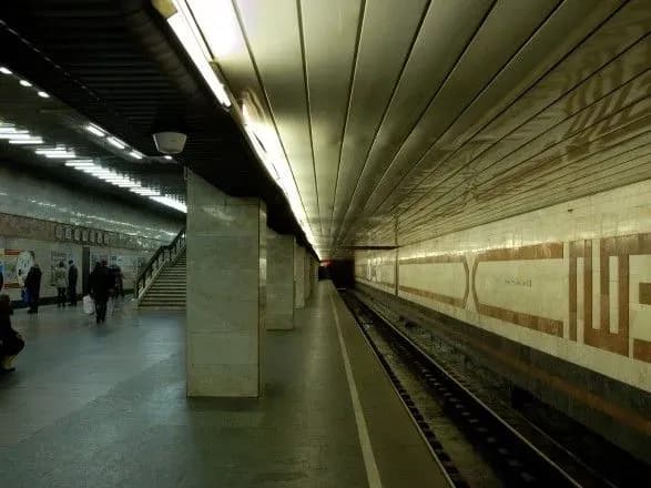 u-kiyevi-zakrili-stantsiyu-metro-poznyaki-shukayut-vibukhivku