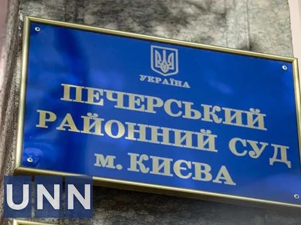 z-posilenoyu-okhoronoyu-bilya-pecherskogo-sudu-do-priyizdu-poroshenka-zibralasya-aktsiya