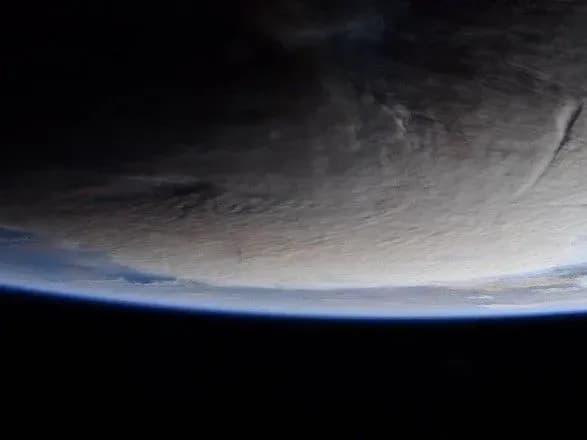 zakrivaye-sontse-na-mks-pokazali-khmari-popelu-pislya-viverzhennya-vulkana-v-tonga-foto