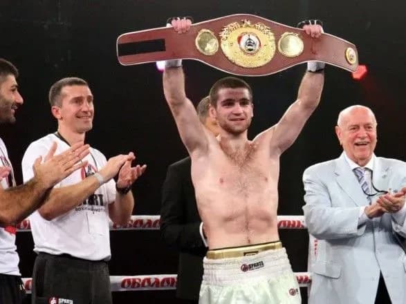 boks-ukrayinets-tekhnichnim-nokautom-peremig-britantsya-u-boyu-za-mizhnarodniy-poyas