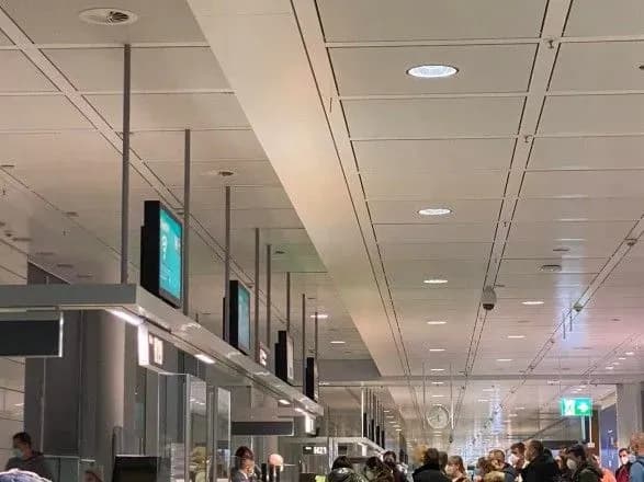 lufthansa-perenosit-nichni-reysi-do-kiyeva-pasazhiram-povidomili-scho-cherez-poboyuvannya-mozhlivogo-vtorgnennya-rosiyi