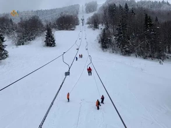 u-slavskomu-na-pidyomniku-zastryagli-shestero-doroslikh-i-ditina-yikh-znimali-za-dopomogoyu-alpinistskogo-sporyadzhennya