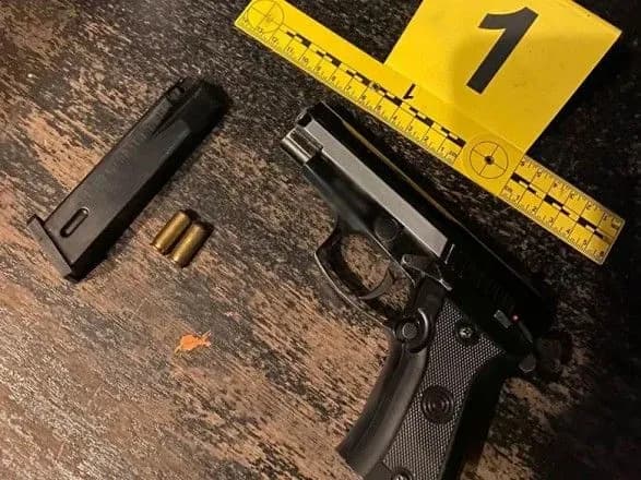 virishili-rozvazhitis-za-dopomogoyu-zbroyi-u-kiyevi-zatrimali-cholovika-yakiy-zastreliv-spivmeshkanku