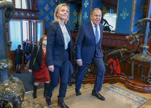 golova-britanskogo-mzs-osobisto-poperedila-rf-pro-sanktsiyi-pid-chas-napruzhenikh-peregovoriv-u-moskvi