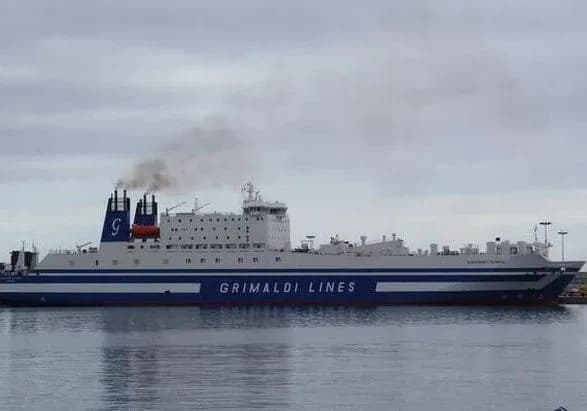 porom-iz-dvoma-sotnyami-pasazhiriv-spalakhnuv-bilya-beregiv-gretsiyi-yikh-evakuyuvali