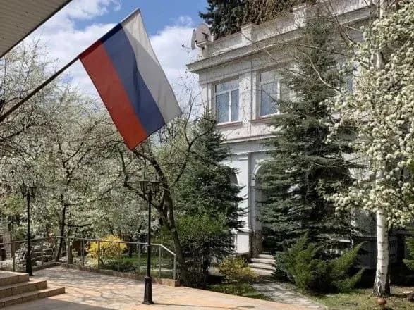 generalne-konsulstvo-rosiyi-u-lvovi-zupinilo-robotu