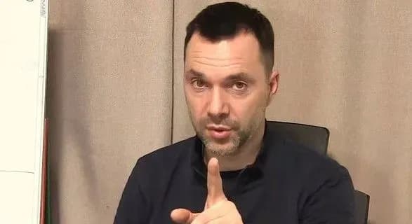 arestovich-poperediv-okupantiv-scho-pislya-udaru-po-pologovomu-budinku-mariupolya-rozpochnetsya-zovsim-insha-viyna