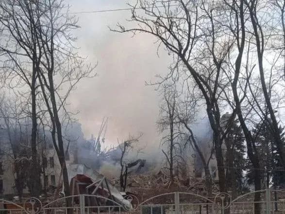 navproti-dramteatru-v-mariupoli-za-2-dni-do-vorozhogo-bombarduvannya-buv-napis-diti