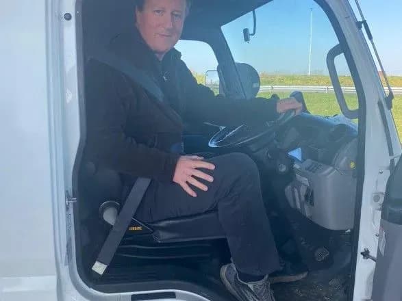 kolishniy-premyer-ministr-britaniyi-devid-kemeron-veze-do-polschi-gumanitarnu-dopomogu-zibranu-dlya-ukrayinskikh-bizhentsiv