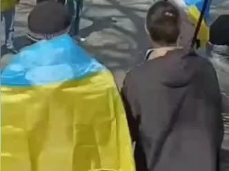 kherson-ta-kakhovka-viyshli-na-mitingi-proti-okupantiv-rashisti-v-obltsentri-pochali-kidati-dimovi-shashki