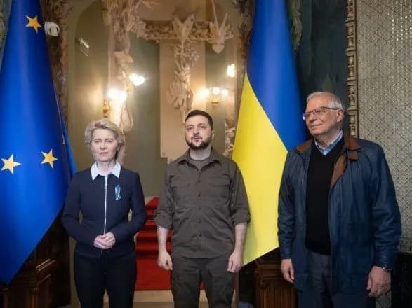 zhozep-borrel-ursula-fon-der-lyayen-z-volodimirom-zelenskim-vidvidali-buchu