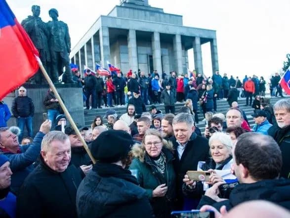 u-bratislavi-vidbuvsya-miting-iz-vimogami-do-uryadu-slovachchini-pripiniti-postachannya-zbroyi-v-ukrayinu