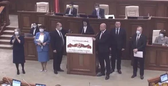 moldova-ostatochno-zaboronila-georgiyivsku-strichku-ta-simvoli-z-i-v-parlament-ukhvaliv-zakon