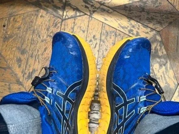 u-tsentri-moskvi-zatrimali-ta-oshtrafuvali-za-sino-zhovti-krosivki