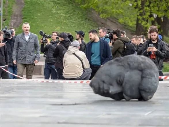 demontazh-pamyatnika-pid-arkoyu-druzhbi-narodiv-u-kiyevi-v-rosiyskogo-robitnika-vidvalilasya-golova