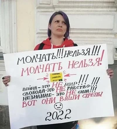movchati-ne-mozhna-u-rf-zatrimali-aktivistku-yaka-zashila-sobi-rot-i-vlashtuvala-piket-proti-viyni-v-ukrayini