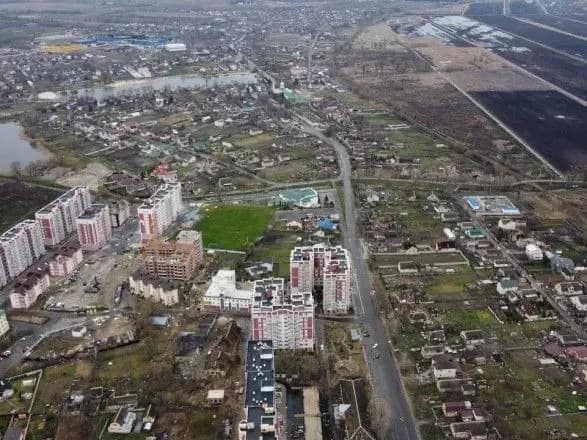 odnim-z-pershikh-priynyav-udar-okupantiv-pokazali-zruynovaniy-gostomel-z-povitrya