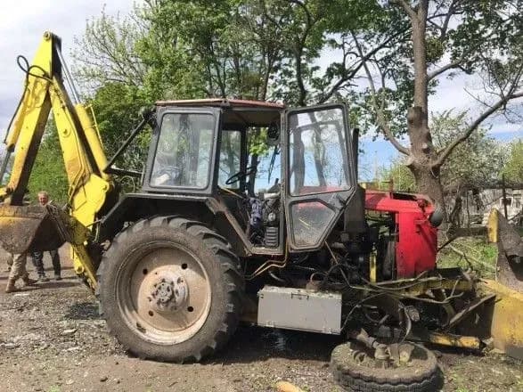 na-mistsi-de-ranishe-stoyav-vorozhiy-tank-bilya-likarni-u-trostyantsi-na-mini-pidirvavsya-traktor