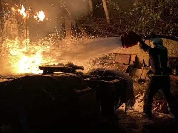 pislya-nichnogo-vibukhu-dsns-zaspokoyila-na-stolichniy-oboloni-stalasya-pozhezha-u-vantazhivtsi