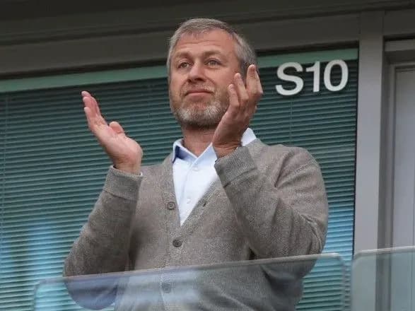 rosiyskiy-miliarder-abramovich-prodav-klub-chelsi-za-4-25-mlrd-funtiv