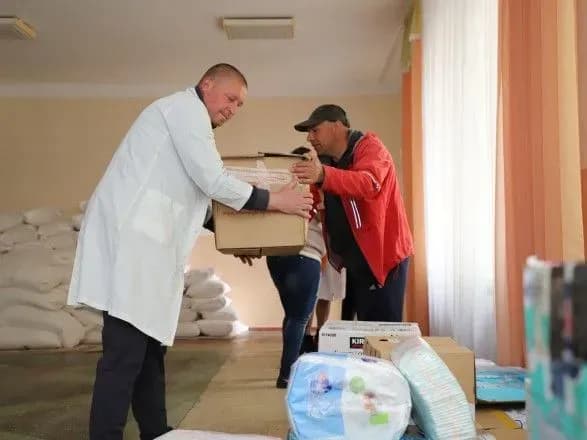 mkhp-ta-volonteri-peredali-10-tonn-gumanitarnoyi-dopomogi-dlya-pereselentsiv-na-vinnichchini