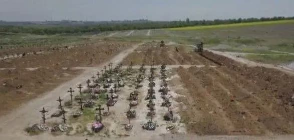 viklyuchno-u-bratskiy-mogili-ta-bezimenno-yak-okupanti-znuschayutsya-pri-pokhovanni-zagiblikh-vid-obstriliv-mariupoltsiv