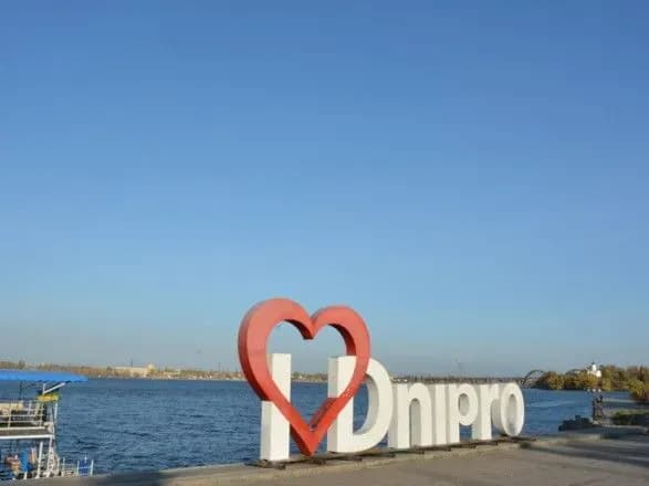 u-dnipri-prolunali-vibukhi-u-nebo-pidnimayetsya-dim