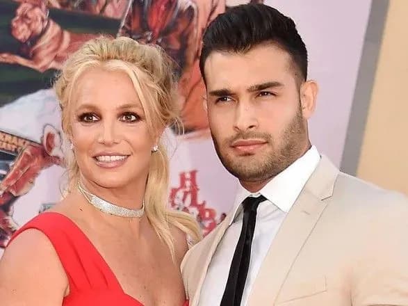 britni-spirs-viyshla-zamizh-na-tseremoniyi-zyavivsya-kolishniy-cholovik