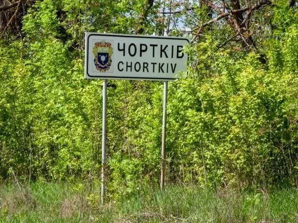 raketniy-udar-voroga-po-chortkovu-poshkodzheno-37-zhitlovikh-budinkiv-u-likarni-dosi-10-lyudey