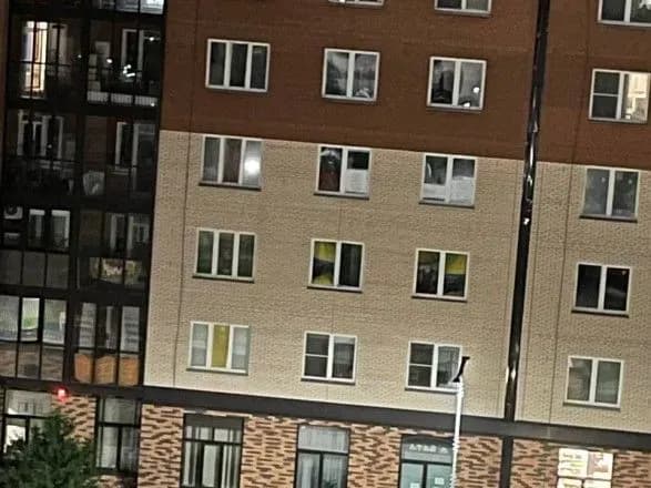 u-rf-zafarbuvali-vikna-u-bagatopverkhivtsi-de-meshkantsi-vivisili-ukrayinskiy-prapor-i-antivoyenniy-plakat