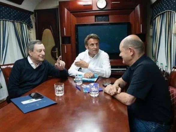 nich-u-poyizdi-pokazali-foto-dragi-sholts-ta-makron-na-shlyakhu-do-kiyeva