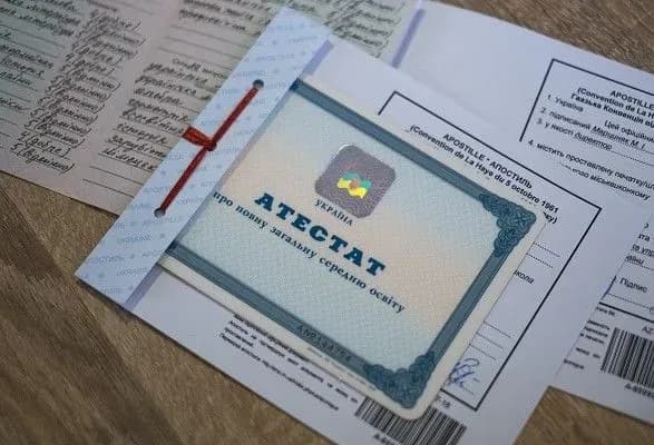 ukrayinski-vipuskniki-otrimayut-atestati-do-1-lipnya
