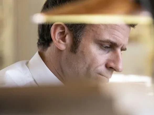 makron-rozpochinaye-peregovori-z-opozitsiyeyu-pislya-vtrati-bilshosti-zustrinetsya-i-z-le-pen