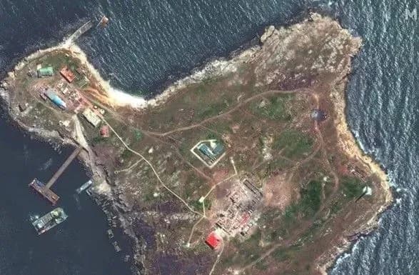 ukrayinski-viyskovi-prodovzhuyut-operatsiyu-na-zmiyinomu-unochi-vchergove-vdarili-po-ostrovu-urazheno-vorozhiy-zrk