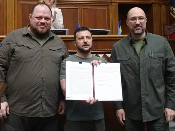 zelenskiy-stefanchuk-i-shmigal-pidpisali-zayavu-schodo-chlenstva-ukrayini-v-yes